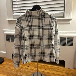 Like New Women's Tahari Sweater Size Small
